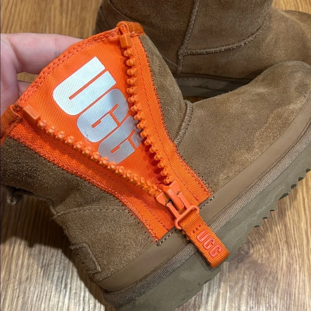 UGG Kids Tan and Orange zip ankle Boots chest nut / preowned